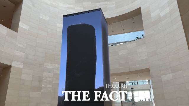 영화 2001 스페이스 오디세이 모노리스를 연상하게 하는 LED 미디어 타워. /이상빈