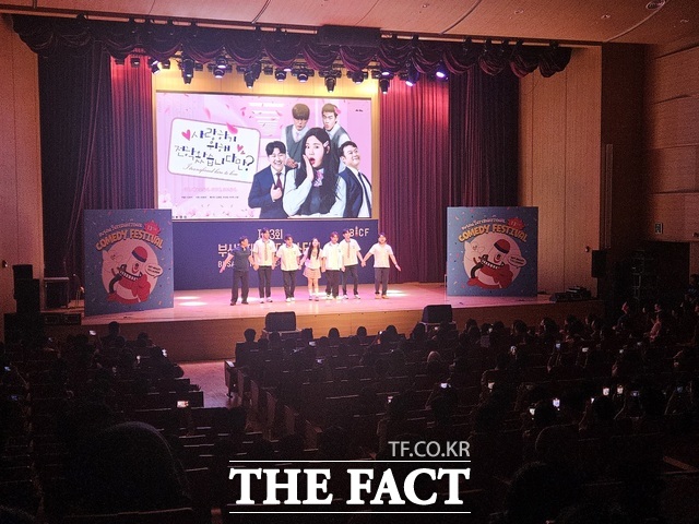 사랑하기 위해 전학 왔습니다만? 출연진이 공연이 끝난 후 무대 위에 올라 관객들에게 감사 인사를 전했다. /부산=김명주 기자