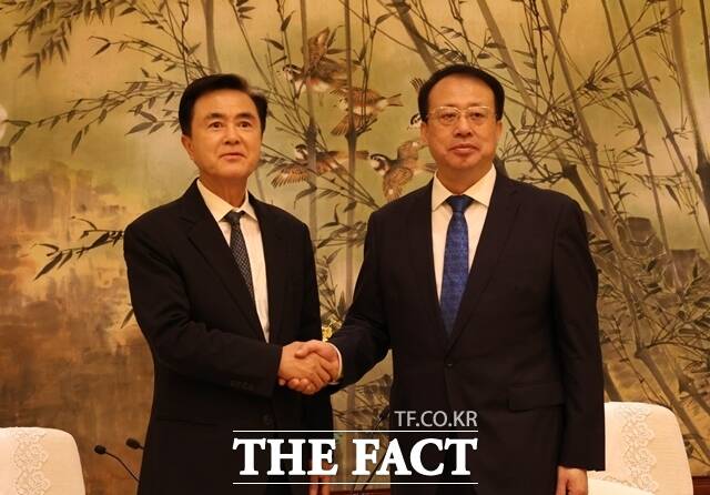 김태흠 충남도지사(왼쪽)가 26일 궁정 상하이 시장을 만나 교류·협력을 확대해 나아가기로 뜻을 같이했다. /충남도