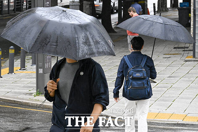 기상청에 따르면 1일 전국 대부분 지역에 비가 내릴 예정이며 무더위도 지속된다. /장윤석 기자