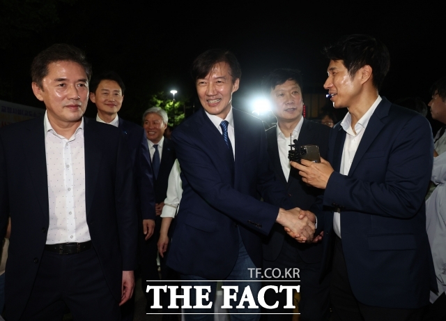 조국 조국혁신당 전 대표가 지난 15일 서울 구로구 남부교도소에서 광복절 특별사면·복권 조치로 출소하며 지지자들과 인사하고 있다. /이새롬 기자