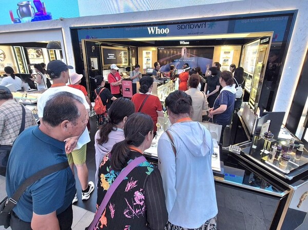 신세계면세점이 지난 28일 명동점에 중국 유제품 업계 1위 이리(伊利) 그룹 강소성 지부 VIP 고객 1109명을 단독 유치해 투어와 쇼핑 일정을 진행하는 모습. /신세계면세점