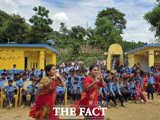 수원화장실 앞에서 준공식이 진행되는 모습./수원시