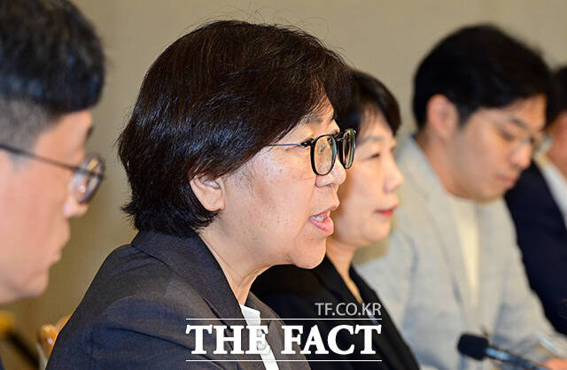 정은경 보건복지부 장관이 31일 오후 서울 종로구 정부서울청사에서 열린 제77차 중앙생활보장위원회 회의에 참석해 모두발언을 하고 있다. /임영무 기자