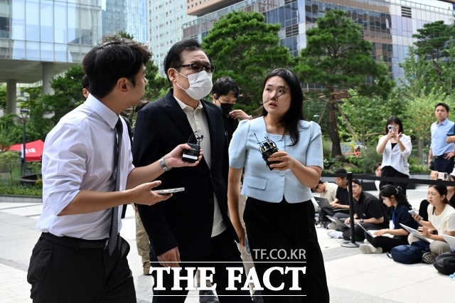 김건희 여사 연루 의혹을 수사하는 민중기 특별검사팀이 31일 건진법사 전성배 씨를 불러 조사하고 있다. 전 씨가 지난 18일 오전 서울 종로구 KT광화문빌딩 웨스트에 마련된 민중기 특검 사무실에 출석하고 있다./남용희 기자