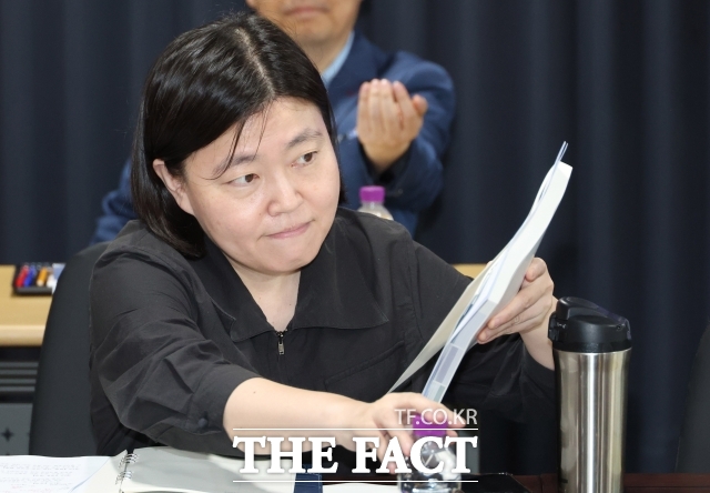 임은정 서울동부지검장이 지난 29일 국회에서 정성호 법무부 장관의 검찰 개혁안을 공개 비판한 것을 두고 검찰 내부에서 반발이 나왔다. 임 지검장(당시 대전지검 부장검사)이 지난 6월 서울 종로구 정부서울청사 창성동 별관에서 열린 검찰청 업무보고에 참석해 있다. /이새롬 기자