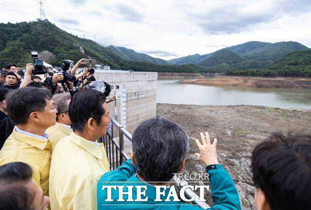 강원 강릉의 생활용수 핵심 공급원인 오봉저수지 저수율이 15% 밑으로 내려갔다. /더팩트 DB