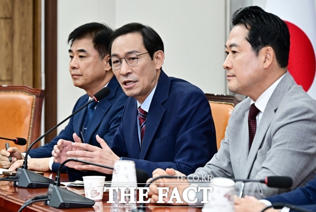 우상호 대통령실 정무수석이 지난 27일 오후 서울 여의도 국회에서 장동혁 국민의힘 신임 당 대표를 예방하며 인사말을 하고 있다. /국회=배정한 기자