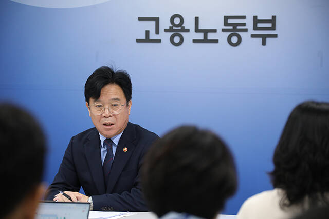 김영훈 고용노동부 장관이 1일 세종시 정부세종청사에서 열린 기자간담회에서 발언하고 있다./고용노동부