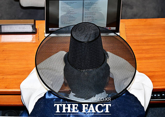 갓 쓰고 본회의 참석한 황명선 더불어민주당 의원.