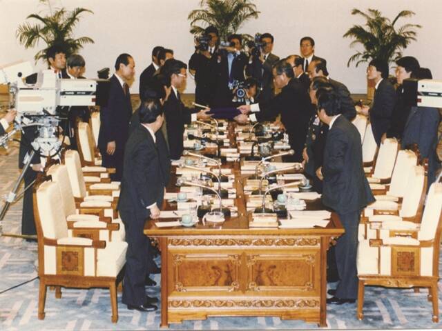 통일부는 2일 남북기본합의서 채택·발효 과정이 고스란히 담긴 남북고위급회담 문서 3172쪽을 공개했다. 사진은 1991년 12월 13일 서울 워커힐호텔에서 열린 5차 고위급회담. 당시 남북기본합의서가 채택됐다. /통일부