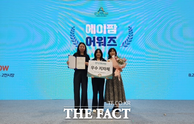 공주시가 지난달 31일 서울 양재동 aT센터에서 열린 A FARM SHOW 창농·귀농 고향사랑 박람회에서 우수 지자체상을 받고 관계자들이 기념촬영을 하고 있다. /공주시