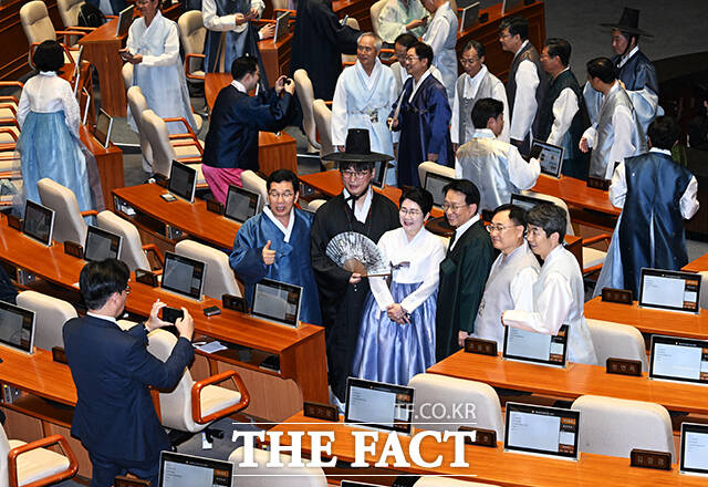 한복 착용하고 기념사진 촬영하는 더불어민주당 의원들.