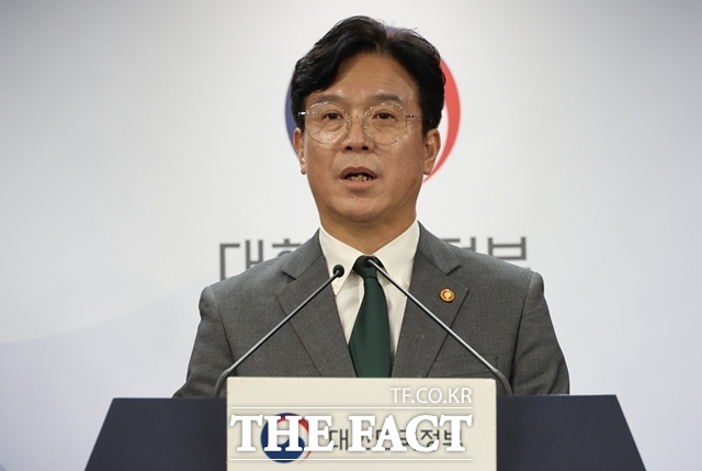 김영훈 고용노동부 장관이 지난 7월 29일 서울 종로구 정부서울청사에서 노조법 2·3조 개정안(노란봉투법) 등 노동조합·노동관계조정법 개정(안) 관련 브리핑을 하고 있다. /뉴시스