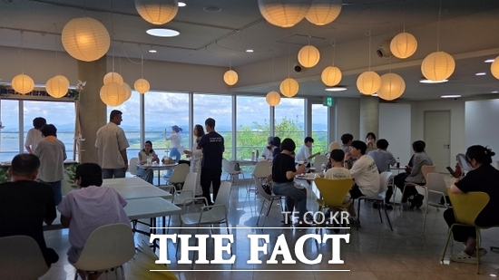 애기봉평화생태공원 누적 방문객 70만 명을 돌파한 것을 기념하기 위해 지난 달 30일 경기 김포시가 진행한 ‘70만의 발걸음 애기봉, 한 여름날의 클래식’ 행사를 찾은 국내외 관광객들이 즐거운 한 때를 보내고 있다./김포시