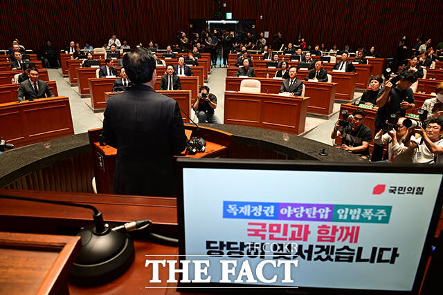 장동혁 당대표는 단일대오를 통한 대여 투쟁으로 정국 주도권 확보에 나섰다. 송언석 국민의힘 원내대표가 1일 오후 서울 여의도 국회에서 열린 의원총회에 참석해 모두발언을 하고 있는 모습. /남윤호 기자