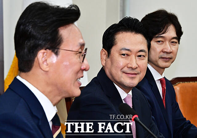 장동혁 국민의힘 대표(가운데)가 1일 오전 서울 여의도 국회에서 김민석 국무총리(왼쪽)를 접견하며 인사말을 듣고 있다. /국회=배정한 기자