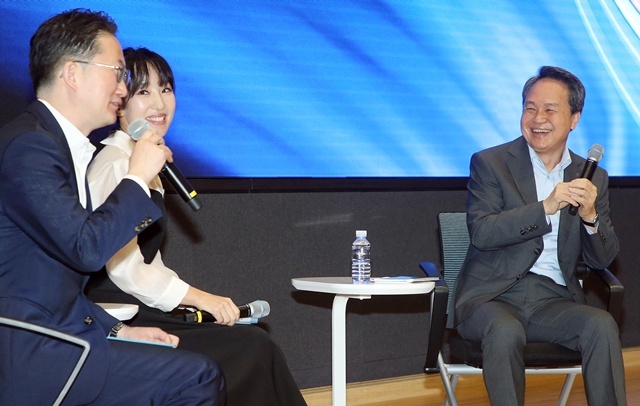 진옥동 신한금융 회장(맨 오른쪽)이 1일 서울 중구 신한금융 본사에서 열린 창립24주년 기념식에 참석해 임직원의 질문에 답하고 있다. /신한금융