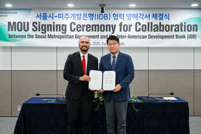 김태균 서울시 행정1부시장(오른쪽)과 안드레 수아레스 IDB 총재실장이 1일 서울시청에서중남미 ODA 사업 활성화를 위한 협력 양해각서(MOU)를 체결하고 기념사진을 찍고 있다. /서울시