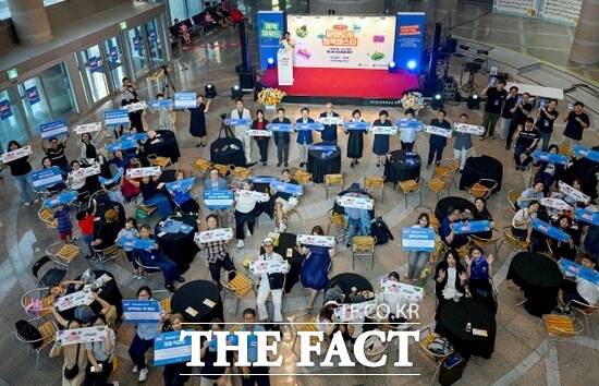 경기 의정부시가 지난 달 29~30일 의정부예술의전당에서 개최한 ‘제3회 문화도시 정책페스타’에 참석한 내외빈과 시민, 수상자 등이 다함께 기념 사진을 촬영하고 있다./의정부시