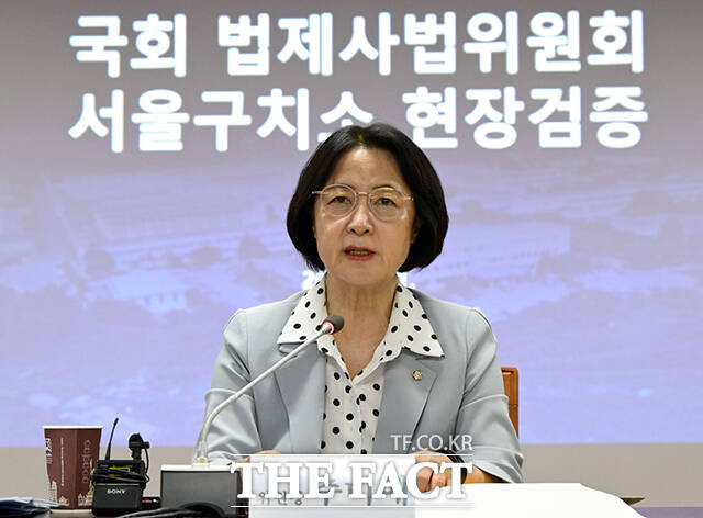 추미애 국회 법제사법위원회 위원장이 1일 오전 경기도 의왕시 서울구치소에서 열린 현장검증에서 모두발언을 하고 있다. /의왕=국회사진기자단