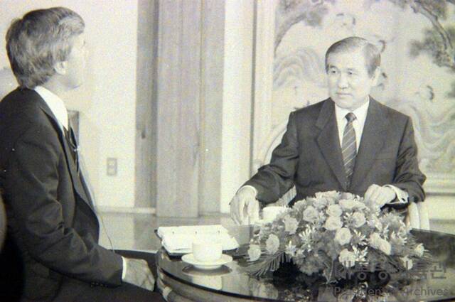 노태우 대통령은 1991년 11월 8일 한반도의 비핵화와 평화구축을 위한 선언을 통해 한반도 비핵화 실현과 화학 생물무기 제거를 천명했다. 아울러 북한이 국제 사찰을 피하지 말고 핵 재처리 및 농축시설의 보유를 분명히 포기하라고 밝혔다. /대통령 기록관