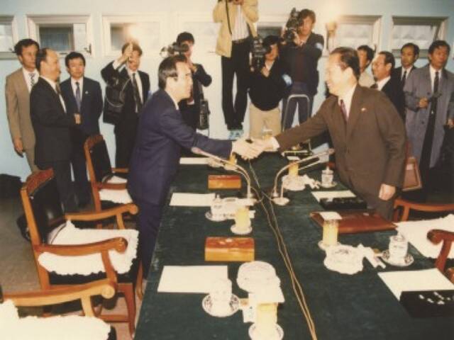 남북은 세 차례에 걸친 실무대표 접촉에도 합의를 이루지 못했다. 이후 소련과 중국이 한국의 유엔 가입을 더 이상 반대할 수 없다는 입장을 내비치면서 남북 유엔 동시 가입이 급물살을 타게 됐다. 사진은 1990년 11월 9일 판문점 중립국감독위원회 회의실에서 열린 3차 실무대표 접촉. /통일부