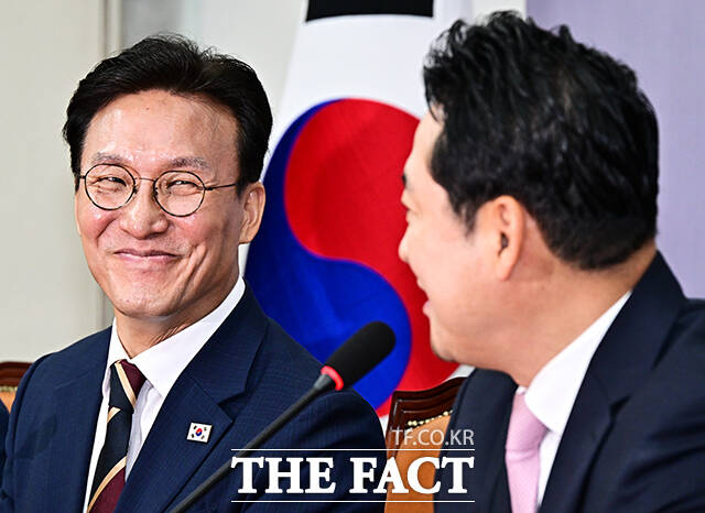 김민석 국무총리가 1일 오전 서울 여의도 국회에서 장동혁 국민의힘 대표를 예방하며 인사말을 듣고 있다.