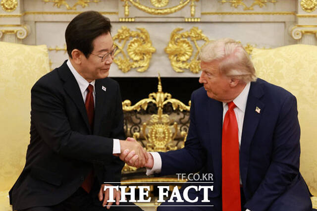 이재명 대통령과 도널드 트럼프 미국 대통령이 지난달 25일(현지시간) 미국 워싱턴DC 백악관에서 한미 정상회담을 하고 있다. /워싱턴=뉴시스