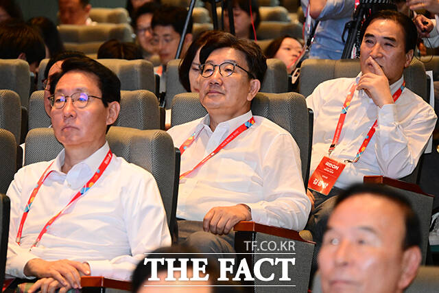 권성동 국민의힘 의원(가운데)은 지난 2022년 1월 윤영호 전 통일교 세계본부장에게서 1억원의 불정치자금을 받았다는 의혹도 받는다. 특검은 윤 전 본부장의 수첩에서 큰 거 1장 서포트(Support), 권성동 오찬이 표기된 메모를 확보한 것으로 알려졌다. /영종도=남윤호 기자