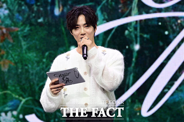 엑소 수호가 오는 22일 솔로 미니 4집을 발매한다. 사진은 지난 4월 열린 엑소 카이의 새 앨범 발매 쇼케이스에서 진행을 하는 모습. /임영무 기자