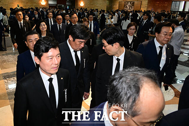 국민의힘 소속 의원들이 1일 오후 서울 여의도 국회에서 열린 제429회 국회(정기회) 개회식에 상복을 입은 채 참석하고 있다. /국회=남윤호 기자