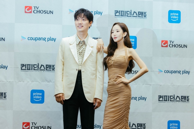 배우 박희순(왼쪽)과 박민영이 TV조선 새 주말드라마 컨피던스맨 KR이 보여줄 웃음에 대한 자신감을 내비치며 많은 시청을 독려했다. /TV조선