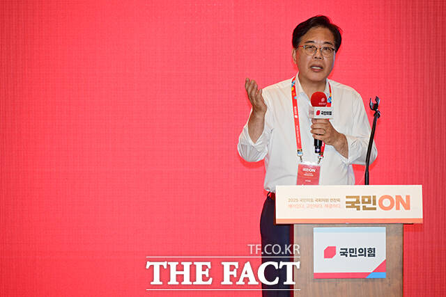 송언석 국민의힘 원내대표가 1일 한 손에는 다수당의 권력, 한 손에는 특검의 칼을 쥔 이재명 정권에 있어 독재라는 말은 더 이상 정치적 레토릭이 아니라 정권의 본질인 것 같다고 비판했다. 사진은 송 원내대표가 지난 28일 오후 인천 중구 인천국제공항공사 항공교육원에서 열린 2025 국민의힘 국회의원 연찬회에서 개회사를 하고 있는 모습. /남윤호 기자