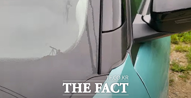 지프에는 여러 이스터에그가 숨어 있다. 어벤저 앞 유리에 있는 천체망원경으로 하늘을 보는 사람의 모습. /파주=오승혁 기자