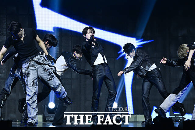 그룹 제로베이스원이 1일 첫 정규 앨범네버 세이 네버를 발매하고 컴백활동에 돌입한다. 이에 앞서 제로베이스원은 이날 오후 서울 용산구 블루스퀘어 SOL 트래블홀에서 미디어 쇼케이스를 열고 타이틀곡 아이코닉의 무대를 처음으로 선보였다./서예원 기자