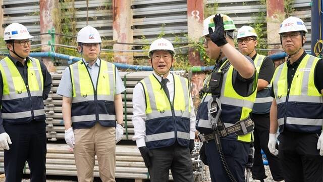 HDC현대산업개발이 지난달 29일 이문 아이파크 자이 현장과 강변역 센트럴 아이파크 현장에서 경영진·노동조합 합동 현장 안전보건 점검을 시행했다. (사진 왼쪽 세 번째 정경구 HDC현대산업개발 대표이사(CEO), 두 번째 김동현 노동조합 사무국장) /HDC현대산업개발