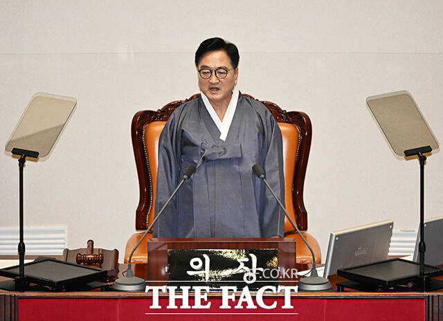한복 입고 개회사 하는 우원식 국회의장.
