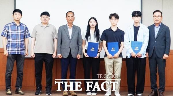 대전교통공사는 8월 29일, 충남대학교와 함께 인공지능 행정처리 시스템 ‘ChatDTC’ 개발을 완료했다. 사진 왼쪽에서 3번째 대전교통공사 유운호 경영이사, 왼쪽에서 2번째 충남대학교 인공지능학과 권진근 교수./대전교통공사