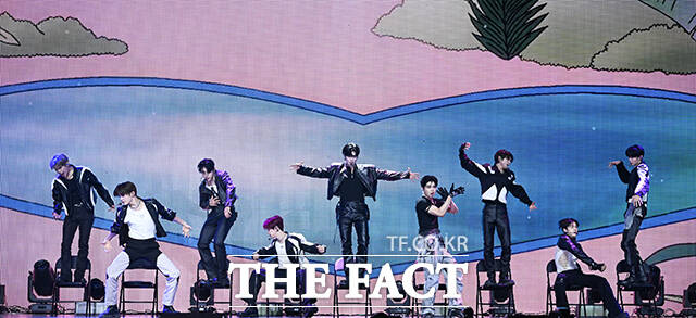 그룹 제로베이스원이 첫 정규 앨범 네버 세이 네버 발매 기념 쇼케이스에서 수록곡 러브식 게임 무대를 선보이고 있다. /서예원 기자