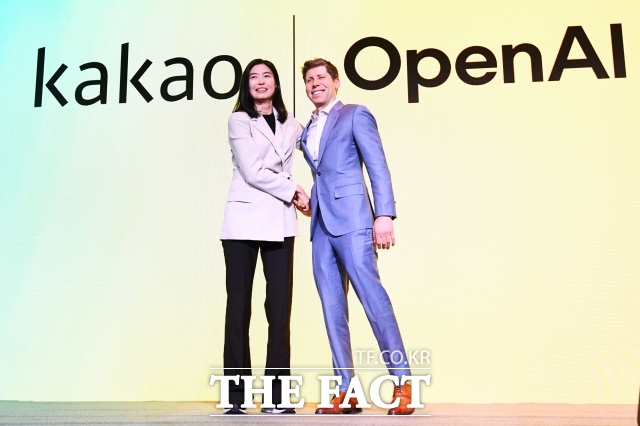 카카오 창업자 김범수 경영쇄신위원장이 지난달 29일 징역 15년을 구형받으며 사법 리스크가 본격화되자, 그가 보유한 카카오 지분의 향방에 시장의 관심이 쏠리고 있다. 사진은 지난 2월 4일 정신아 카카오 대표(왼쪽부터)와 샘 울트먼 오픈AI 최고경영자가 서울 중구 더플라자호텔에서 열린 카카오 미디어데이에 참석해 손을 잡고 있는 모습. /서예원 기자