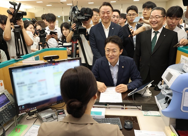 권대영 금융위원회 부위원장이 1일 오전 서울 중구 하나은행 본점에서 열린 예금보호한도 1억원 시행 현장방문에서 예금상품을 가입하고 있다. /뉴시스