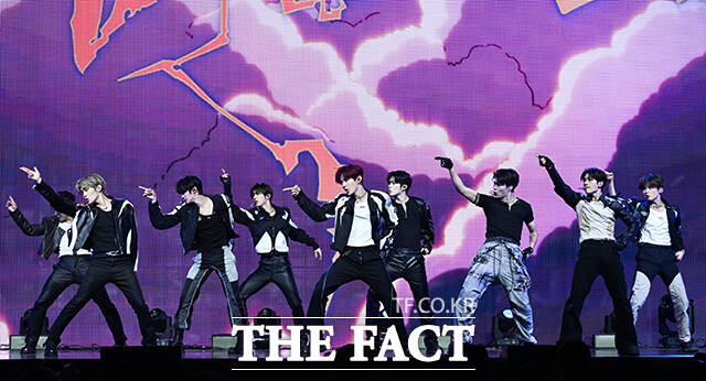 그룹 제로베이스원이 1일 오후 서울 용산구 블루스퀘어 SOL 트래블홀에서 열린 첫 정규 1집 NEVER SAY NEVER(네버 세이 네버) 발매 기념 쇼케이스에 참석해 타이틀곡 ICONIK(아이코닉) 무대를 펼치고 있다. /서예원 기자