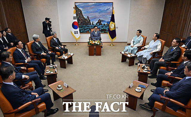 우원식 국회의장이 서울 여의도 국회에서 제429회 국회 (정기회) 개회식에 앞서 4부요인 및 감사원장, 여야 국회부의장 등 참석자들과 사전환담을 하고있다. /국회사진기자단