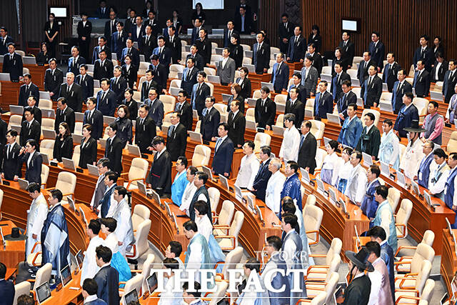 한복을 착용한 더불어민주당 의원들과 상복을 착용한 국민의힘 의원들이 1일 오후 서울 여의도 국회에서 열린 제429회 국회(정기회) 제1차 본회의에 참석하고 있다. /국회=배정한 기자