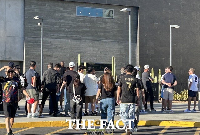 손흥민의 첫 홈경기를 직관하기 위해 경기장을 찾고 있는 LAFC 팬들. 손흥민의 대표팀 유니폼과 LAFC 유니폼 상의를 입은 팬들도 눈에 띈다./LA=황덕준 언론인