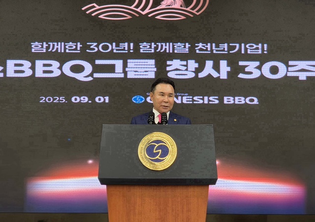윤홍근 제너시스BBQ 그룹 회장이 창립 30주년을 맞아 비전을 선포했다. /제너시스BBQ 그룹