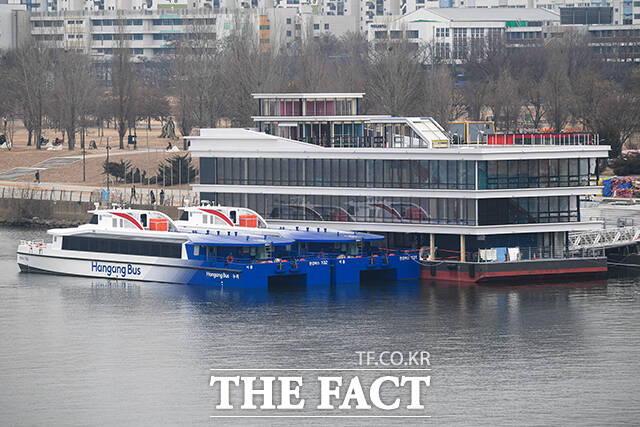 수상 대중교통 한강버스가 지난해 2월 28일 오전 서울 여의도 한강 선착장에 정박해 있다. /장윤석 기자
