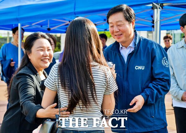 김정겸 총장(사진 오른쪽) 등 충남대학교 보직 교원들이 1일 2025학년도 2학기 개강을 맞아 대덕캠퍼스 정문, 서문 등에서 등굣길 환영 행사를 진행했다. /충남대학교