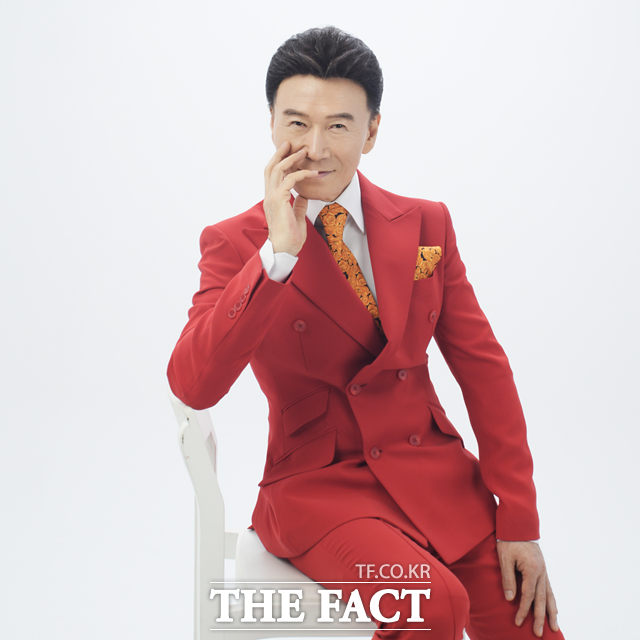 사람들의 마음속에 오래 남는 노래, 세월이 지나도 여전히 불려지는 노래를 만드는 것이 저의 꿈! 실력파 가수 강진이 최근 신곡 아버지도 운다를 발표하며 다시금 본격 활동을 벼르고 있다. /더팩트 DB